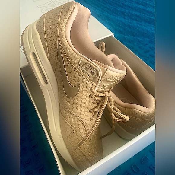 NWOT Ladies Nike Air Max ***Box Included*** - Picture 3 of 8